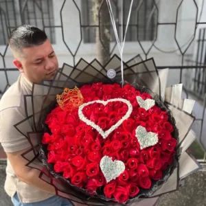 Bouquet en rosas y globos con helio