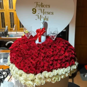 Caja Corazon gigante con rosas rojas y blancas y champagne JP Chenet