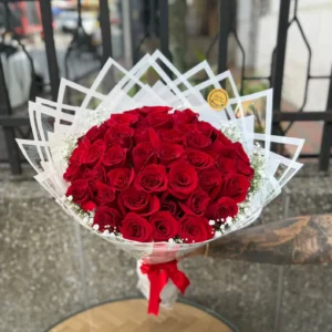 Bouquet con rosas rojas