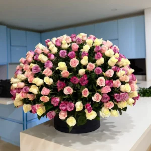 Cilindro gigante con rosas surtidas