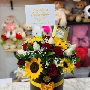 Cilindro con girasoles, rosas, fresas con chocolate y chocolates Ferrero Rocher