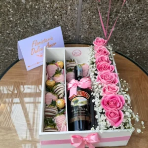 Caja con rosas, botella de Bailey's, fresas con chocolates y globos con helio