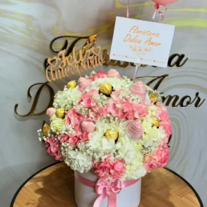 Cilindro en rosas, hortensias y bombones de chocolate Ferrero Rocher