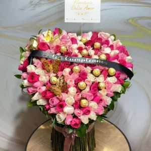 Bouquet de rosas surtidas con chocolates Ferrero Rocher