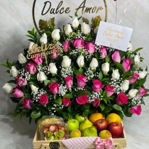 Desayuno con rosas surtidas y frutas