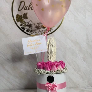 Cilindro en rosas con virgen en marmolina y globos