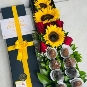 Caja con girasoles, rosas y fresas con chocolate