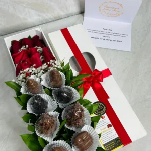 Caja con rosas rojas y fresas con chocolate