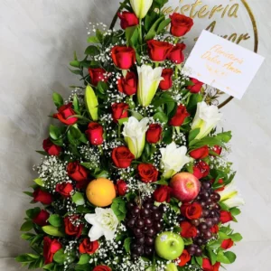 Ramo con rosas, lirios y frutas