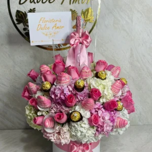 Cilindro en rosas, ortensias, fresas con chocolate y bombones de chocolate Ferrero Rocher