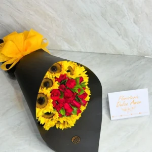 Cono en girasoles y rosas