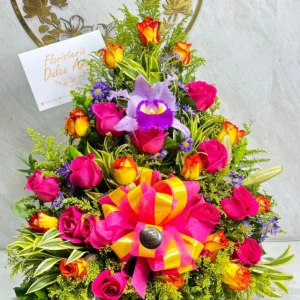 Ramo en rosas surtidas con orquídea